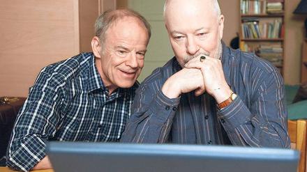 Ich bin drin! Macher und Bewohner der „Lindenstraße“ haben längst das Internet entdeckt. Hajo und Erich (Knut Hinz, l. u. Bill Mockridge) schauen online nach Flugschulen.Foto:WDR