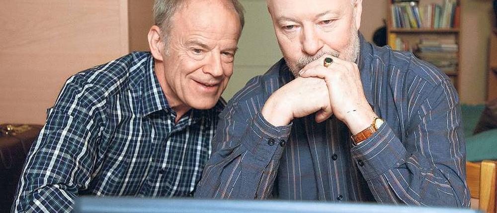 Ich bin drin! Macher und Bewohner der „Lindenstraße“ haben längst das Internet entdeckt. Hajo und Erich (Knut Hinz, l. u. Bill Mockridge) schauen online nach Flugschulen.Foto:WDR