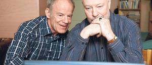 Ich bin drin! Macher und Bewohner der „Lindenstraße“ haben längst das Internet entdeckt. Hajo und Erich (Knut Hinz, l. u. Bill Mockridge) schauen online nach Flugschulen.Foto:WDR