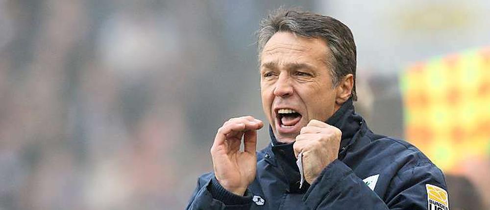 Nach der Niederlage in Paderborn platzte ihm der Kragen: Trainer Uwe Neuhaus ärgerte sich über die "ausgeprägte Dummheit" seiner Mannschaft.