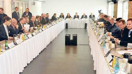 Große Runde. Fünf Stunden dauerte das Spitzengespräch zu den Geodatendiensten in Berlin. Dabei waren Vertreter der Unternehmen, Politiker, Datenschützer und Juristen.