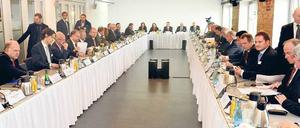 Große Runde. Fünf Stunden dauerte das Spitzengespräch zu den Geodatendiensten in Berlin. Dabei waren Vertreter der Unternehmen, Politiker, Datenschützer und Juristen.