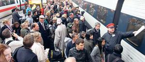 Pannen, Verspätungen, Ausfälle. Von solchem Ärger sollen Bahnkunden künftig verschont werden. Foto: dpa