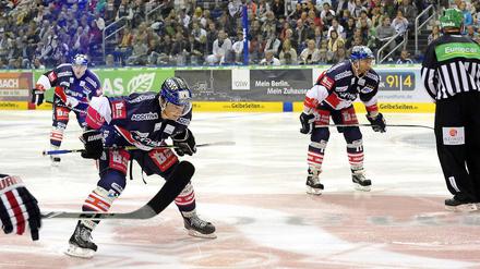 Nächster Halt Wolfsburg. Die Eisbären mit Daniel Weiß (links vorn) und Sven Felski (r.) treten am Freitag bei den Grizzly Adams an.