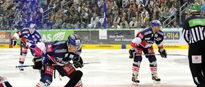Nächster Halt Wolfsburg. Die Eisbären mit Daniel Weiß (links vorn) und Sven Felski (r.) treten am Freitag bei den Grizzly Adams an.