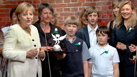 Angela Merkel bei der Preisverleihung des Schulpreises 2010. Die "mächtigste Frau der Welt" schafft es nicht einmal, einigen Provinzfürsten ihrer Partei die nötigen Bildungskompromisse dafür abzuringen.