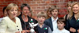 Angela Merkel bei der Preisverleihung des Schulpreises 2010. Die "mächtigste Frau der Welt" schafft es nicht einmal, einigen Provinzfürsten ihrer Partei die nötigen Bildungskompromisse dafür abzuringen.