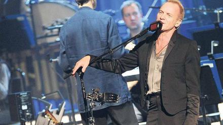 Lässig. Sting und das Royal Philharmonic Concert Orchestra in der Berliner O2-World. 