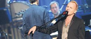 Lässig. Sting und das Royal Philharmonic Concert Orchestra in der Berliner O2-World. 