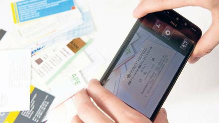 Apps gibt es für beinahe jeden Einsatzzweck, zum Beispiel zum Einscannen von Visitenkarten mit dem Smartphone. Dumm bloß, wenn die mitunter sehr persönlichen Daten in die falschen Hände geraten. Foto: pa/dpa