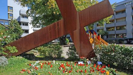 Amoklauf in Lörrach - Kerzen und Blumen werden vor dem Elisabethen-Krankenhaus in Lörrach niedergelegt. Beim Amoklauf einer 41-jährigen Sportschützin waren drei Menschen und die Täterin ums Leben gekommen.