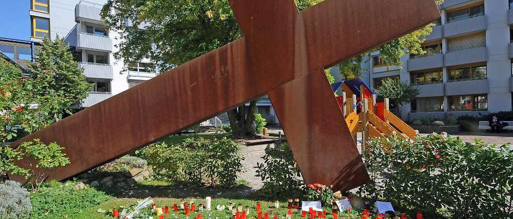 Amoklauf in Lörrach - Kerzen und Blumen werden vor dem Elisabethen-Krankenhaus in Lörrach niedergelegt. Beim Amoklauf einer 41-jährigen Sportschützin waren drei Menschen und die Täterin ums Leben gekommen.