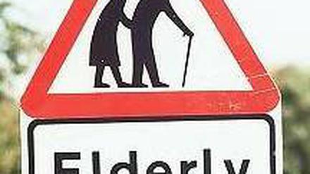 Achtung Ältere. Das Verkehrsschild aus Großbritannien mahnt zur Vorsicht und zur Rücksicht.