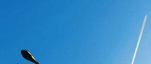 Flugschau in Mitte. Die Routen vom und zum neuen Airport in Schönefeld sind noch nicht festgelegt, doch eins ist klar: Auch künftig werden Maschinen über den Köpfen der Berliner kreisen.