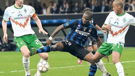 Bitte nach Ihnen! Die Bremer Per Mertesacker (links) und Wesley flankieren Inters Samuel Eto’o, der gegen Werder jede Menge Spaß hatte. Foto: dpa