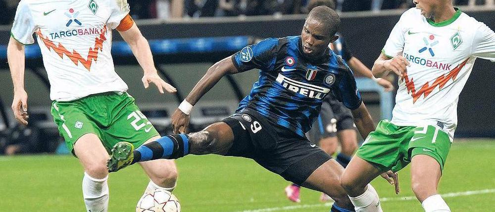 Bitte nach Ihnen! Die Bremer Per Mertesacker (links) und Wesley flankieren Inters Samuel Eto’o, der gegen Werder jede Menge Spaß hatte. Foto: dpa