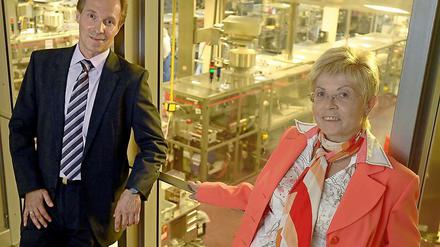 Gunnar Schnack und Iduna Dressel vor dem Reinraum der Berlin-Chemie.