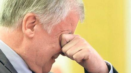 Abwendung. Guttenberg könnte Seehofer absehbar aus der CSU-Führung verdrängen. Fotos: Reuters, dpa