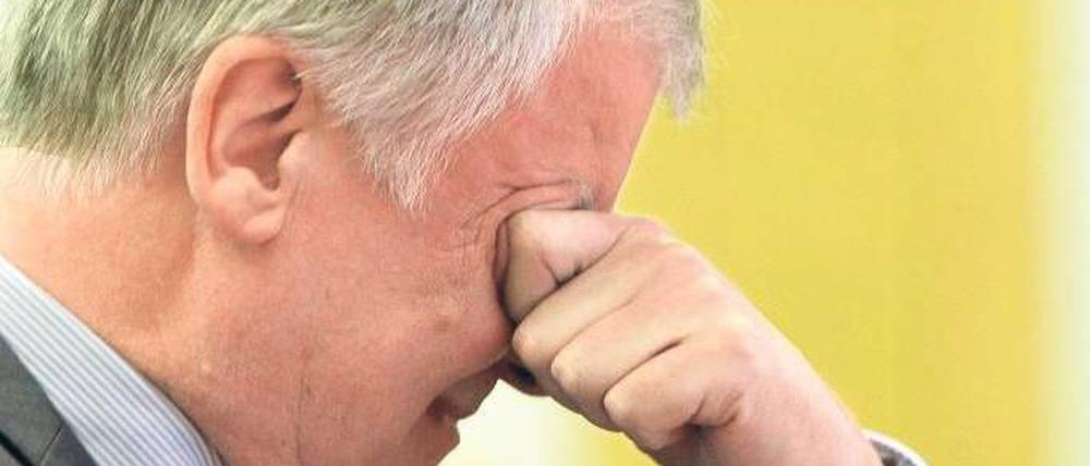 Abwendung. Guttenberg könnte Seehofer absehbar aus der CSU-Führung verdrängen. Fotos: Reuters, dpa