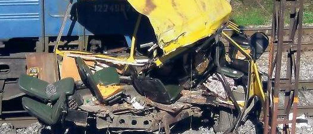 Kaum Überlebenschancen. Nur ein paar wenige Menschen, die in diesem Bus saßen, konnten – wenn auch mit schweren Verletzungen – gerettet werden. Foto: dpa