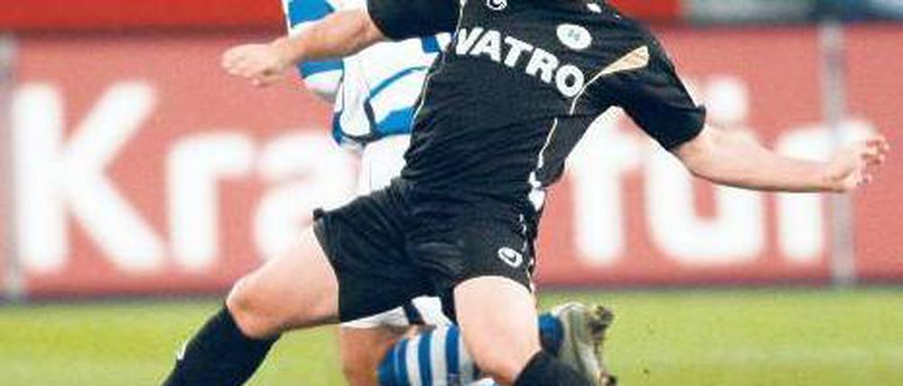 Deutsch-kasachische Wand. An Heinrich Schmidtgal (vorne), dem kasachischen Nationalspieler in Diensten von Rot-Weiß Oberhausen, ist in der Zweiten Liga nur schwer vorbeizukommen. Foto: dpa