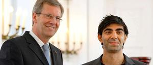 Am Tag danach: Bundespräsident Christian Wulff zeichnet den deutsch-türkischen Regisseur Fatih Akin mit dem Bundesverdienstorden aus.