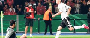 Der Ball ist drin. Mesut Özil überwindet Volkan Demirel und genießt still. Foto: dpa