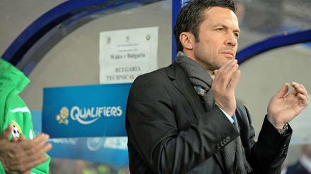 Lothar Matthäus klatscht Beifall. Seine Bulgaren schlagen Wales mit 1:0 und hoffen wieder auf die EM-Teilnahme.
