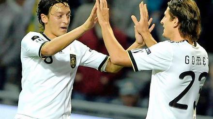 Mesut Özil und Mario Gomez bejubeln das 2:0. 