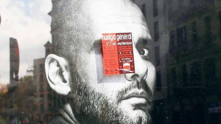Auf einem Auge blind. Der FC Barcelona (hier ein Plakat des Trainers Josip Guardiola, auf dem ein Aufruf zum Streik gegen die staatliche Sparpolitik prangt) hat lange über die prekäre Kassenlage hinweggesehen – jetzt rächt es sich. 