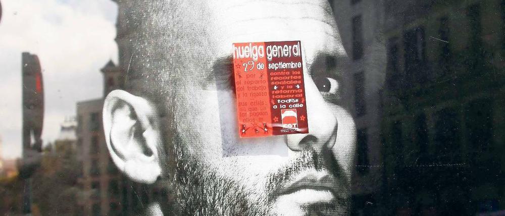 Auf einem Auge blind. Der FC Barcelona (hier ein Plakat des Trainers Josip Guardiola, auf dem ein Aufruf zum Streik gegen die staatliche Sparpolitik prangt) hat lange über die prekäre Kassenlage hinweggesehen – jetzt rächt es sich. 