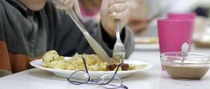 Schulpaket und Mittagessen wird bereits bezahlt.