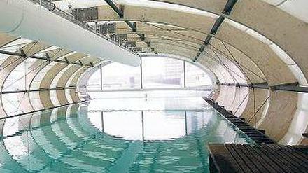 Mit Dach. Das Badeschiff wird wieder zur Sauna. Foto: dpa
