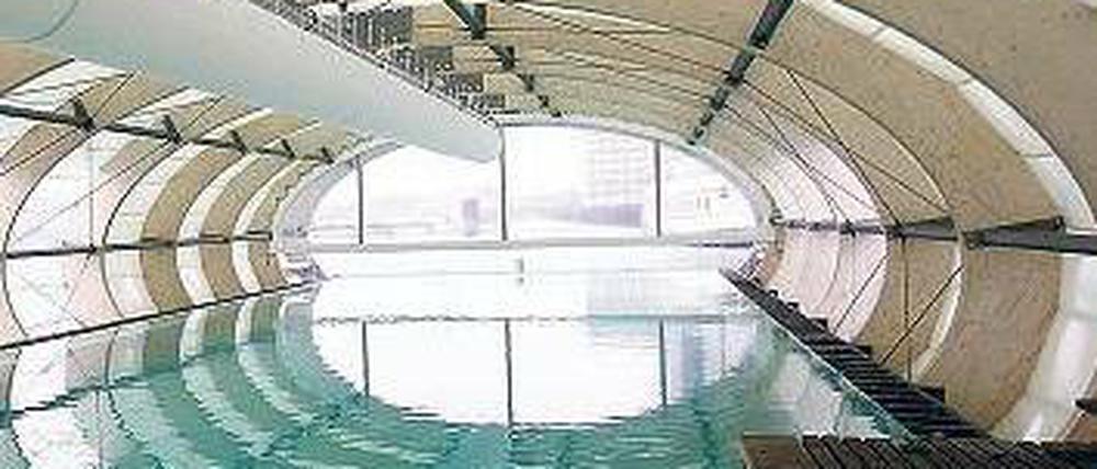 Mit Dach. Das Badeschiff wird wieder zur Sauna. Foto: dpa