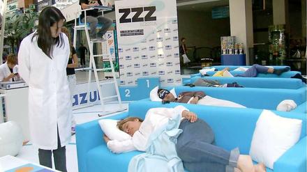 Eine Ärztin kontrolliert die Teilnehmer am Siesta-Wettbewerb in Spanien.