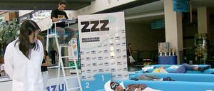 Eine Ärztin kontrolliert die Teilnehmer am Siesta-Wettbewerb in Spanien.