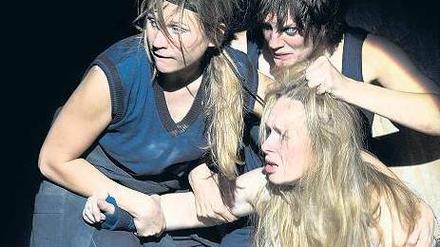 Amazonen auf Beutefang. Anja Schneider als Penthesilea (vorne) mit Julischka Eichel (li.) und Ninja Stangenberg. 