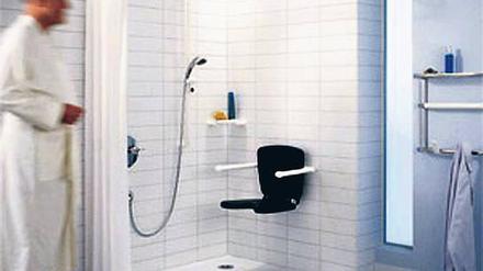 Die bodengleiche Dusche sorgt für müheloses Einsteigen. Dass die geplanten Umbauten tatsächlich gefördert werden, sollte man sich von Architekt oder Handwerksunternehmen schon bei der Planung bestätigen lassen. 