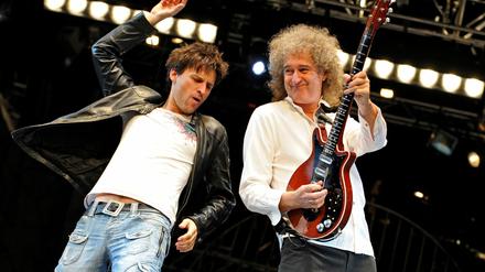 Volle Dröhnung. Queen-Gitarrist Brian May (rechts) und Schauspieler Alex Melcher als Galileo im Theater des Westens bei der letzten Probe vor der Premiere.