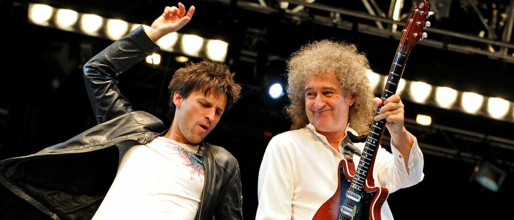 Volle Dröhnung. Queen-Gitarrist Brian May (rechts) und Schauspieler Alex Melcher als Galileo im Theater des Westens bei der letzten Probe vor der Premiere.