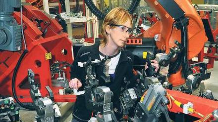 Der Export treibt den Aufschwung. Wie hier bei einem Zulieferwerk für die Automobilindustrie in Treuen profitiert die deutsche Industrie derzeit von den Ausfuhren. 