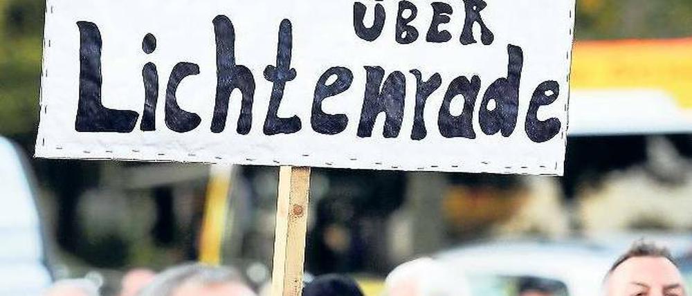 Bürgerprotest gegen die Flugroutenplanung am Dienstagabend in Lichtenrade. Foto: dpa