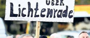 Bürgerprotest gegen die Flugroutenplanung am Dienstagabend in Lichtenrade. Foto: dpa