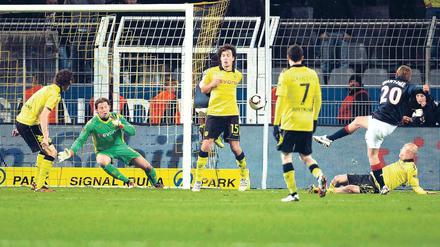 Der Schock drei Minuten vor Schluss. Der Franzose Clément Chantôme (rechts) trifft in der 87. Minute zum 1:1 für Paris St.-Germain, fünf Dortmunder kommen zu spät. Foto: Reuters