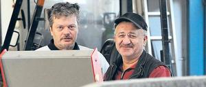 Ungestörtes Betriebsklima. Firmenchef Yalcin Uzunur (rechts) mit seinem deutschen Angestellten Wolfgang Sauer in der Weddinger Firma, die Edelstahl bearbeitet.