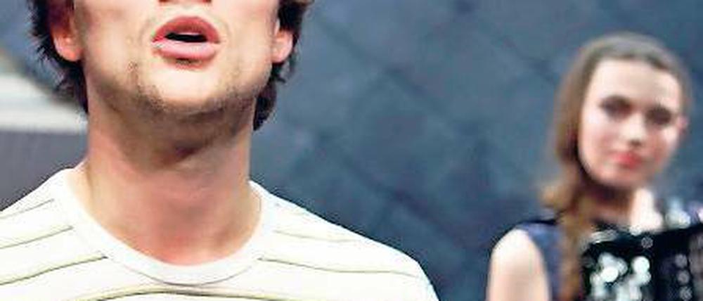 Energisch. Paul Schröder als Sohn, Silke Lange als Mutter.Film: Bresadola/drama-berlin.de