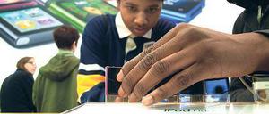 Großes Interesse. Der Apple-Store in Manhattan ist meist gut besucht. Der Konzern kann einige Produkte gar nicht so schnell liefern, wie sie gewünscht werden. 