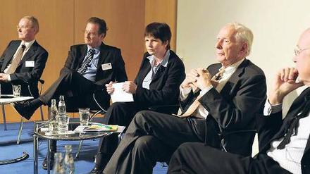 Schlagabtausch. Hans-Olaf Henkel, Klaus Kinkel, Klaus von Dohnanyi und Dieter Lenzen (von links) diskutierten in Berlin mit Moderatorin Ulla Weidenfeld. 
