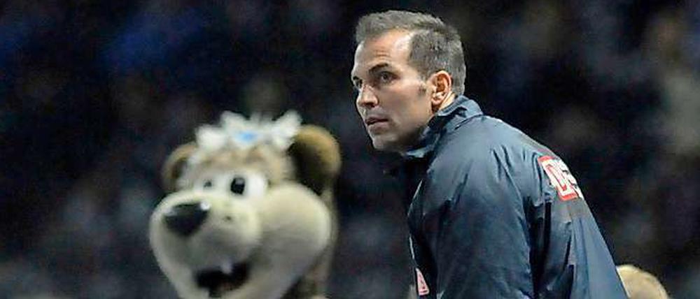 Wer Fürth? Markus Babbel ist gespannt. Herthinho kriegt den Mund nicht zu.