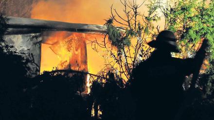 Brandgefährlich. Am späten Dienstagabend ging an der Cottbusser Straße in Hellersdorf eine Laube in Flammen auf. Die Polizei prüft, ob es eine Verbindung zu den Bränden der vergangenen Tage gibt. Foto: Andreas Markus